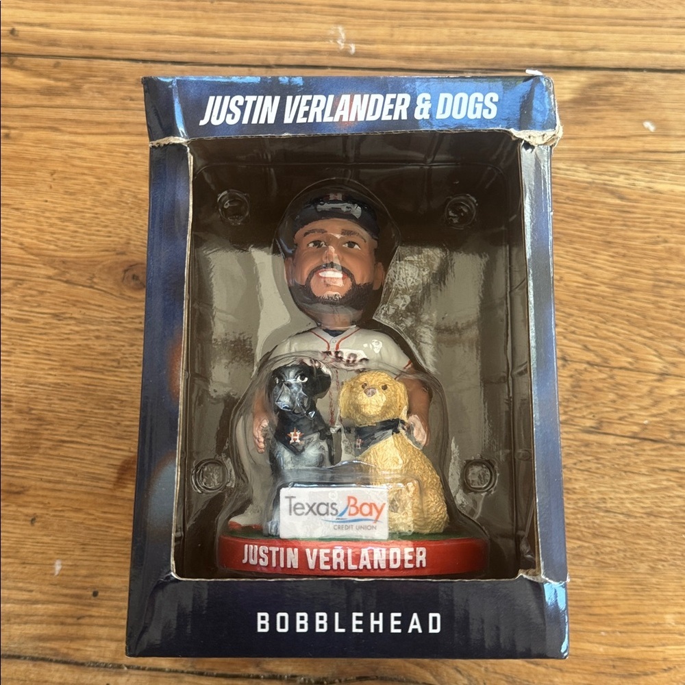 NIB Houston Astros MLB Baseball Justin Verlander with Dogs Figurine